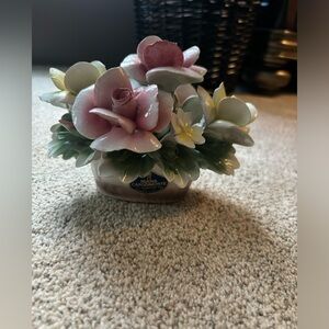 Nuova Capodimonte flower ceramic decor